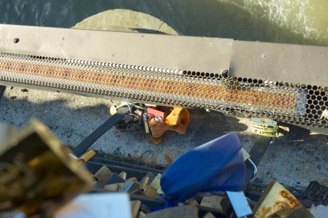 People risk their lives to put locks on exterior of bridge grillwork? Crazy! / Les gen risquent leur vies pour accrocher les cadenas à l'extérieur du grillage? C'est FOU! (Feb/Fev 2014)